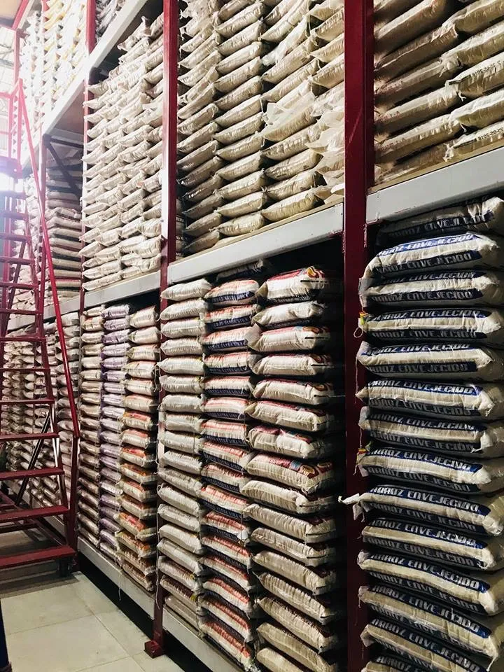 Sacos de arroz y azucar en la bodega de almacenamiento